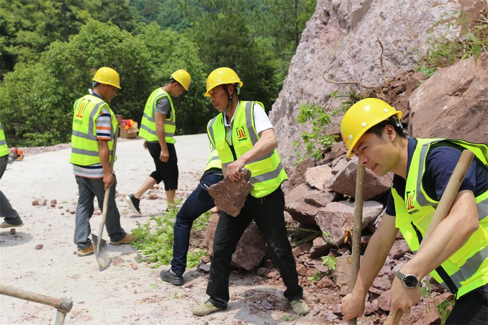 福建晉恒建設(shè)工程有限公司前往錢園橋大隊塹上村搶險救災(zāi)