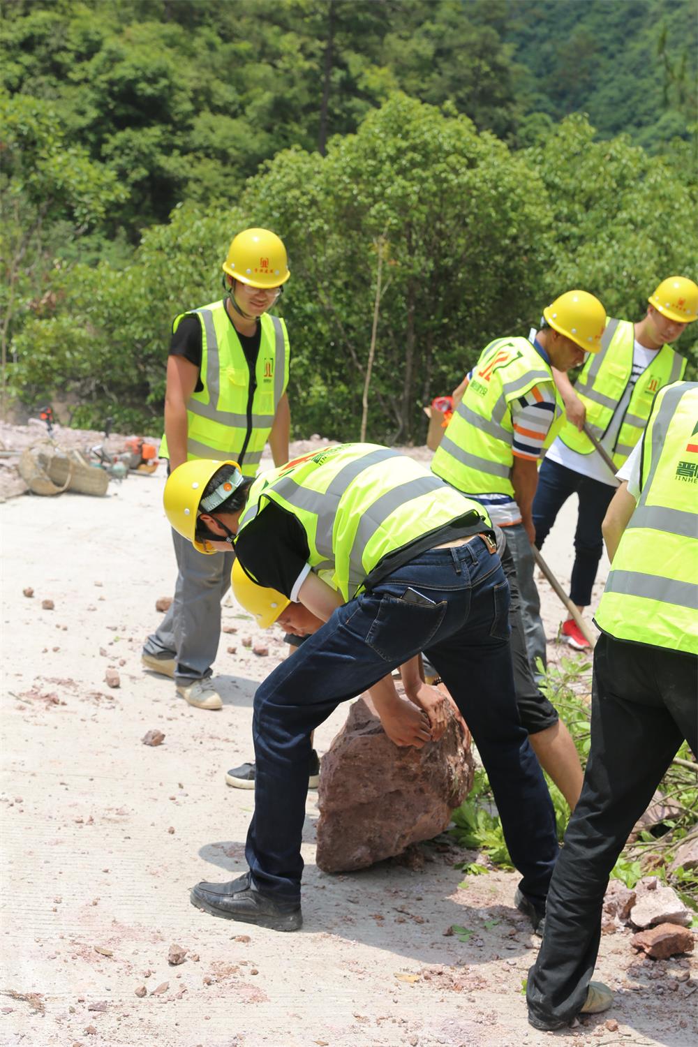 福建晉恒建設(shè)工程有限公司前往錢園橋大隊塹上村搶險救災(zāi)