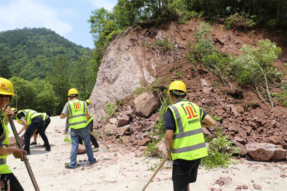 福建晉恒建設(shè)工程有限公司前往錢園橋大隊塹上村搶險救災(zāi)