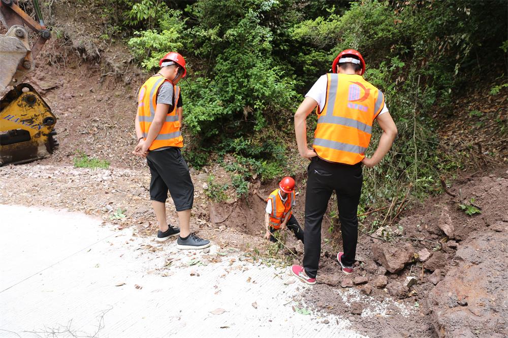 福建易順建筑工程有限公司前往錢園橋大隊塹上村搶險救災