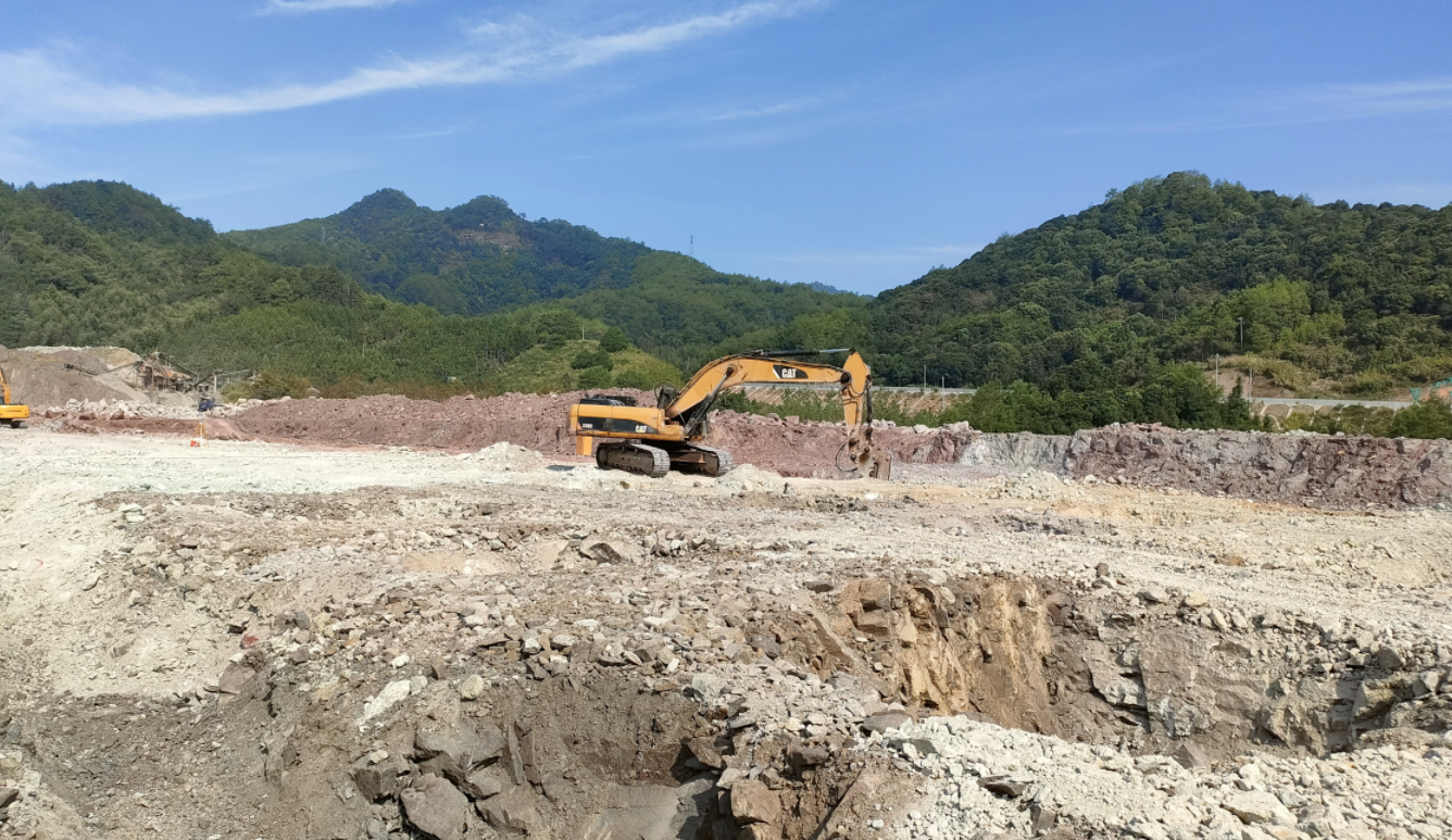 葉蕓書記和胡軍副縣長到松溪縣標準化廠房項目視察施工現(xiàn)場進度情況