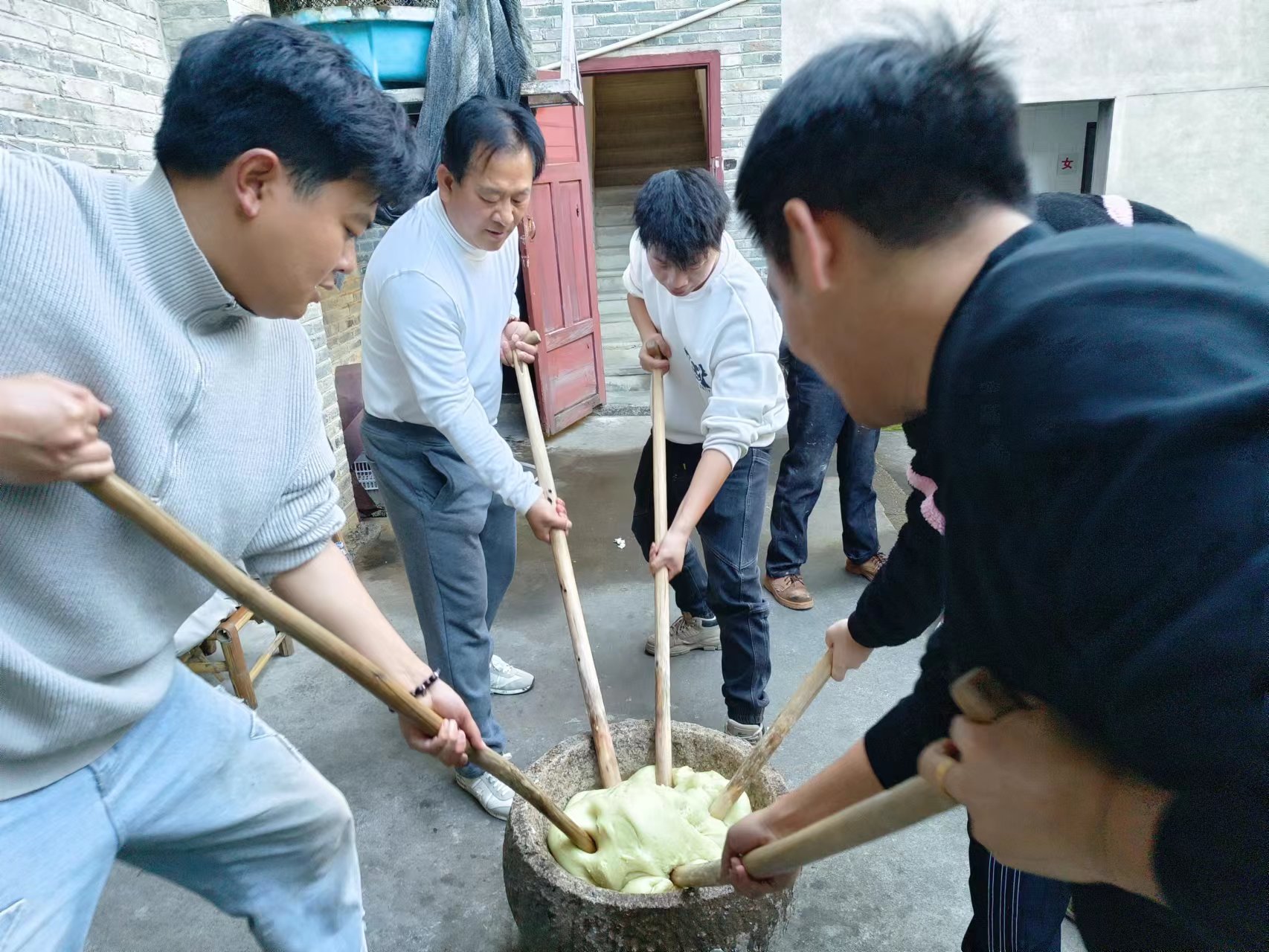 易順建工集團(tuán)：體驗(yàn)黃粿制作，傳承傳統(tǒng)文化