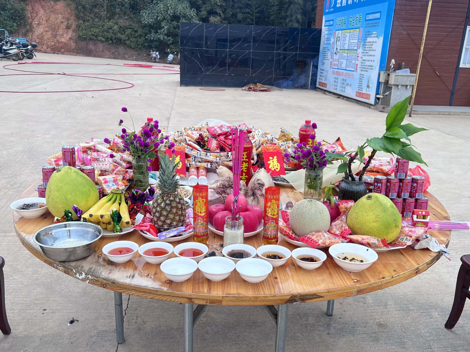 易順建工集團(tuán)有限公司承建的松溪縣三和循環(huán)經(jīng)濟(jì)產(chǎn)業(yè)園標(biāo)準(zhǔn)化廠房和基礎(chǔ)設(shè)施提升項目——標(biāo)準(zhǔn)化廠房建設(shè)項目封頂大吉!